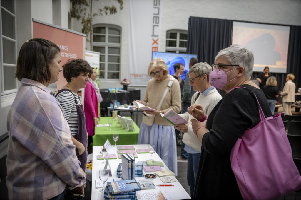 Besucherinnen am Stand von den Autorinnen Katrin Lange und Käthe Lorenz