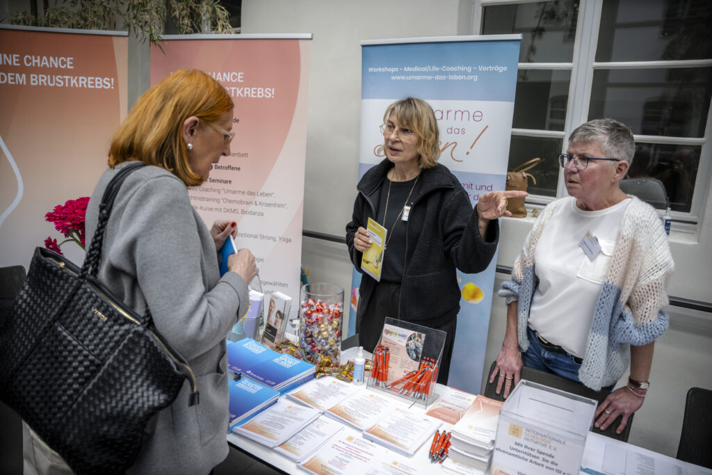 Besucherin im Gespräch mit ISI-Frauen