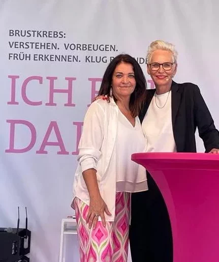Dr. Trudi Schaper auf der Bühne mit Bärbel Schäfer