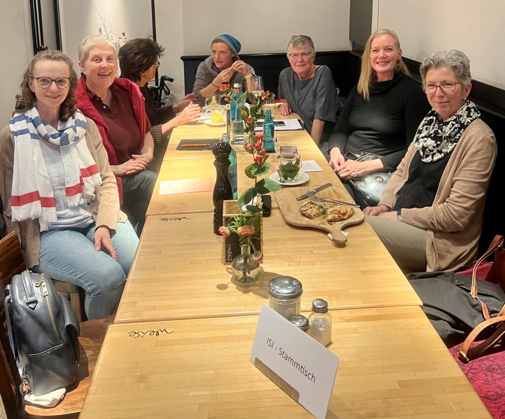 Frauen beim ISI-Stammtisch